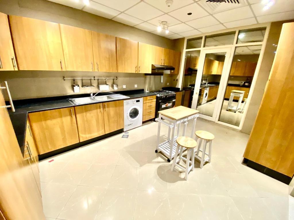 Small Budget Rooms For 'Girls' Only In Dubai, Marina Buitenkant foto